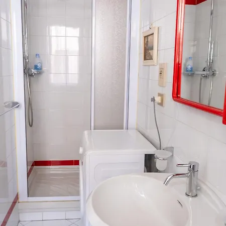 V - 100 Metres To Ferry With Private Garage Apartment *