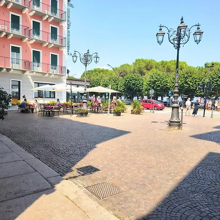 V - 100 Metres To Ferry With Private Garage Apartment